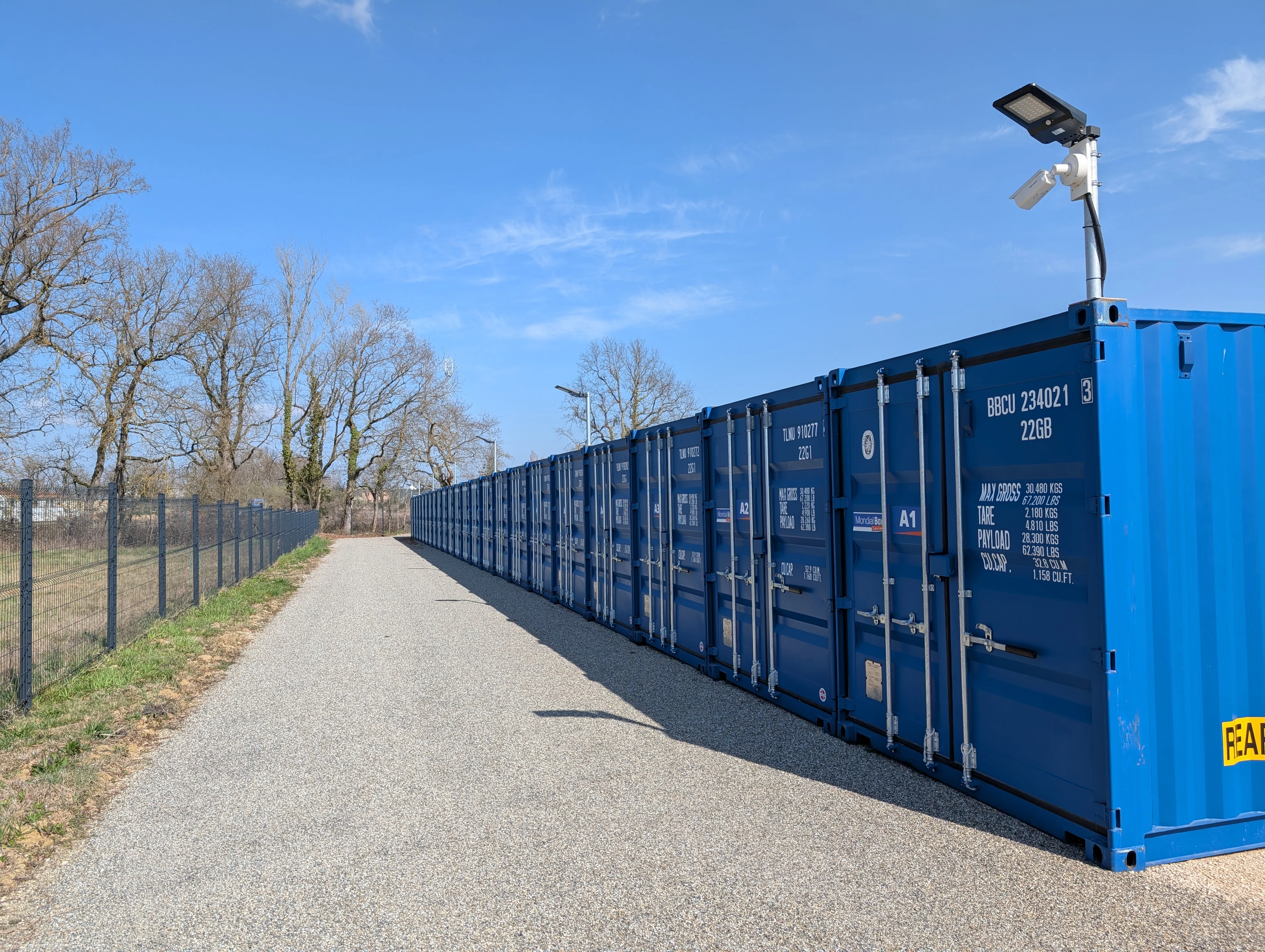 allée box de stockage bleu MondialBox Montauban