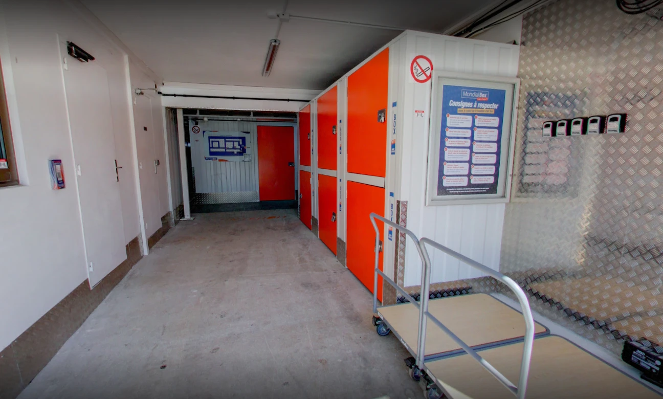 Entrée du bâtiment avec matériel et chariot à MondialBox Draguignan